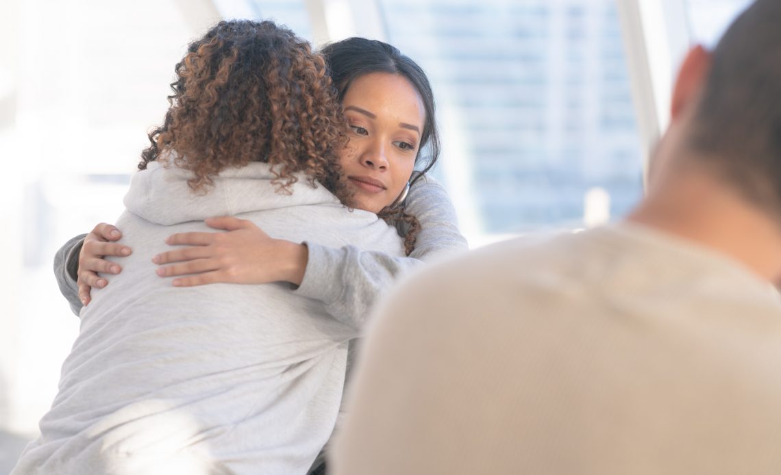 No nosso primeiro post, descobrimos que a memória é um sistema complexo, com vários tipos trabalhando em conjunto. No segundo, entendemos que esquecer é um processo natural e até necessário. Agora, a pergunta que não quer calar: como podemos turbinar nossa memória e reter as informações que realmente importam? Não existe uma pílula mágica ou um truque instantâneo para ter uma "memória de elefante". No entanto, a boa notícia é que a neurociência nos oferece um arsenal de estratégias comprovadas que, com consistência, podem fortalecer significativamente sua capacidade de lembrar. Prepare-se para aprender a usar seu cérebro de forma mais inteligente! Os Pilares da Memória Forte: O Que a Neurociência Diz Nossa memória não funciona isoladamente. Ela é influenciada por nosso estilo de vida, nossos hábitos e a forma como interagimos com as informações. Aqui estão os pilares que você deve focar: Priorize um Sono de Qualidade: O Grande Consolidador da Memória Você já notou como é difícil lembrar de algo depois de uma noite mal dormida? Não é coincidência. O sono não é apenas descanso; é um período ativo de "limpeza" e consolidação de memórias. Durante o sono profundo (ondas lentas) e o sono REM, o cérebro processa e transfere informações da memória de curto prazo para a de longo prazo, fortalece as conexões neurais e até "apaga" informações irrelevantes para otimizar o espaço. Dica Prática: Tente manter uma rotina de sono regular, durma de 7 a 9 horas por noite e crie um ambiente propício para o descanso (escuro, silencioso, fresco). Mantenha-se Fisicamente Ativo: Exercício é Comida Para o Cérebro A relação entre exercício físico e memória é cada vez mais clara. A atividade física, especialmente a aeróbica, aumenta o fluxo sanguíneo para o cérebro, fornecendo mais oxigênio e nutrientes. Além disso, estimula a liberação de fatores neurotróficos (como o BDNF), que promovem o crescimento de novas células cerebrais (neurogênese) no hipocampo – uma região crucial para a formação de novas memórias. Dica Prática: Caminhe, corra, dance, nade! Pelo menos 30 minutos de atividade moderada na maioria dos dias da semana já fazem uma grande diferença. Nutra Seu Cérebro: A Dieta da Memória O que você come impacta diretamente a saúde do seu cérebro e, consequentemente, sua memória. Uma dieta rica em alimentos que protegem as células cerebrais e fornecem energia sustentável é fundamental. Dica Prática: Inclua alimentos ricos em ômega-3 (peixes gordurosos como salmão, chia, linhaça), antioxidantes (frutas vermelhas, vegetais de folhas escuras), vitaminas do complexo B (grãos integrais, leguminosas) e evite o excesso de açúcares e gorduras processadas. Pense na Dieta Mediterrânea como um bom modelo. Desafie Sua Mente Constantemente: A Neuroplasticidade ao Seu Favor Nosso cérebro é incrivelmente adaptável (isso se chama neuroplasticidade). Quanto mais você o desafia com novidades, mais ele cria e fortalece conexões neurais. Aprender algo novo é um "treino" poderoso para a memória. Dica Prática: Aprenda um novo idioma, toque um instrumento, faça um curso, resolva quebra-cabeças complexos, leia livros de gêneros diferentes. O importante é sair da sua zona de conforto mental. Técnicas de Memorização: Usando a Neurociência no Dia a Dia Além dos pilares de estilo de vida, existem técnicas específicas que você pode aplicar para otimizar a forma como você codifica e recupera informações: A Atenção é o Primeiro Passo (e o Mais Importante): Parece óbvio, mas a maioria das "falhas de memória" são, na verdade, falhas de atenção na codificação. Se você não prestar atenção, a informação simplesmente não entra na memória. Dica Prática: Elimine distrações ao máximo quando precisar memorizar algo. Olhe nos olhos da pessoa quando ela se apresenta, repita o nome dela em voz alta, guarde o celular ao estudar. Repetição Espaçada e Ativa: Mais Eficaz que Decorar Tudo de Uma Vez Em vez de fazer uma "maratona" de estudo ou repetição, distribua o aprendizado ao longo do tempo. Revise o material em intervalos crescentes (depois de 1 hora, depois de 1 dia, depois de 3 dias, 1 semana, etc.). A recuperação ativa (testar-se, em vez de apenas reler) fortalece muito mais a memória. Dica Prática: Use flashcards, faça resumos e tente explicar o conteúdo para alguém. Crie Conexões e Significado: O Poder das Associações Nosso cérebro ama histórias e associações. Informações isoladas são mais difíceis de lembrar. Conecte o novo conhecimento ao que você já sabe. Dica Prática: Se estiver aprendendo um novo conceito, pense em como ele se relaciona com sua vida ou com outras ideias. Use analogias e metáforas. Crie uma imagem mental engraçada ou absurda para informações que precisa lembrar. Técnicas Mnemônicas: Os Macetes Que Funcionam Essas são estratégias sistemáticas para auxiliar a memória, usando associações criativas. Acrônimos/Acrósticos: Crie uma palavra ou frase onde cada letra representa uma informação. (Ex: "LIMPEZA" para lembrar os 7 Ps do Marketing: Produto, Preço, Praça, Promoção, Pessoas, Processos, Prova Física). Método Loci (Palácio da Memória): Associe informações a locais específicos em um caminho mental que você conhece bem (sua casa, um trajeto). Visualização: Transforme informações abstratas em imagens mentais vívidas e coloridas. Gerencie o Estresse e a Ansiedade: Emoções e Memória Estão Conectadas O estresse crônico libera cortisol, um hormônio que, em excesso, pode danificar neurônios no hipocampo, prejudicando a formação de novas memórias. A ansiedade também pode "bloquear" o acesso a informações que você já tem. Dica Prática: Pratique técnicas de relaxamento (meditação, mindfulness, respiração profunda), tenha hobbies, reserve tempo para o lazer e, se necessário, busque apoio psicológico. Turbinar sua memória não é um ato isolado, mas sim um conjunto de hábitos e estratégias integradas ao seu dia a dia. Ao aplicar essas dicas comprovadas pela neurociência, você estará não só fortalecendo sua capacidade de lembrar, mas também investindo na saúde geral do seu cérebro. Comece pequeno, escolha uma ou duas estratégias e incorpore-as à sua rotina. Observe as mudanças e sinta o poder de uma mente mais ativa e eficaz!